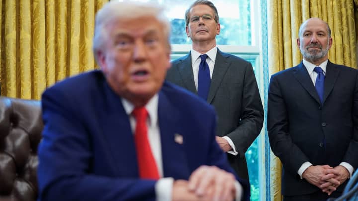 Cinco pontos essenciais para acompanhar a abertura do mercado de ações na segunda-feira Secretário do Tesouro Scott Bessent, à esquerda, e Secretário de Comércio Howard Lutnick assistem enquanto o Presidente Donald Trump assina ordens executivas e proclamações no Salão Oval da Casa Branca em Washington, 9 de abril de 2025. (Foto: Nathan Howard | Reuters)