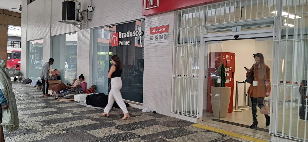 Pessoas ocupam as calçadas da Rua Maestro Felício Toledo, esquina com Avenida Amaral Peixoto, no Centro da cidade: local é um dos principais pontos de concentração desta população e alvo de reclamação dos transeuntes (Foto: Rafael Timileyi Lopes)