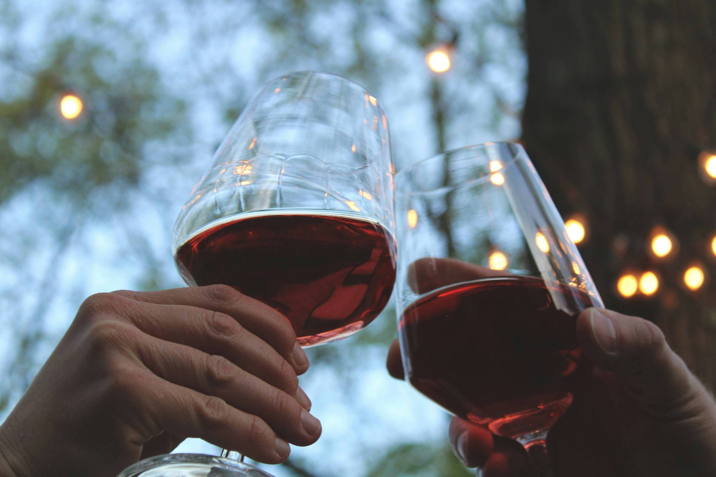 Seis vinhos tintos italianos perfeitos para aquecer seu inverno Vinhos tintos italianos são famosos pela acidez, que esquenta pés e orelhas durante o inverno (Foto: Unsplash)
