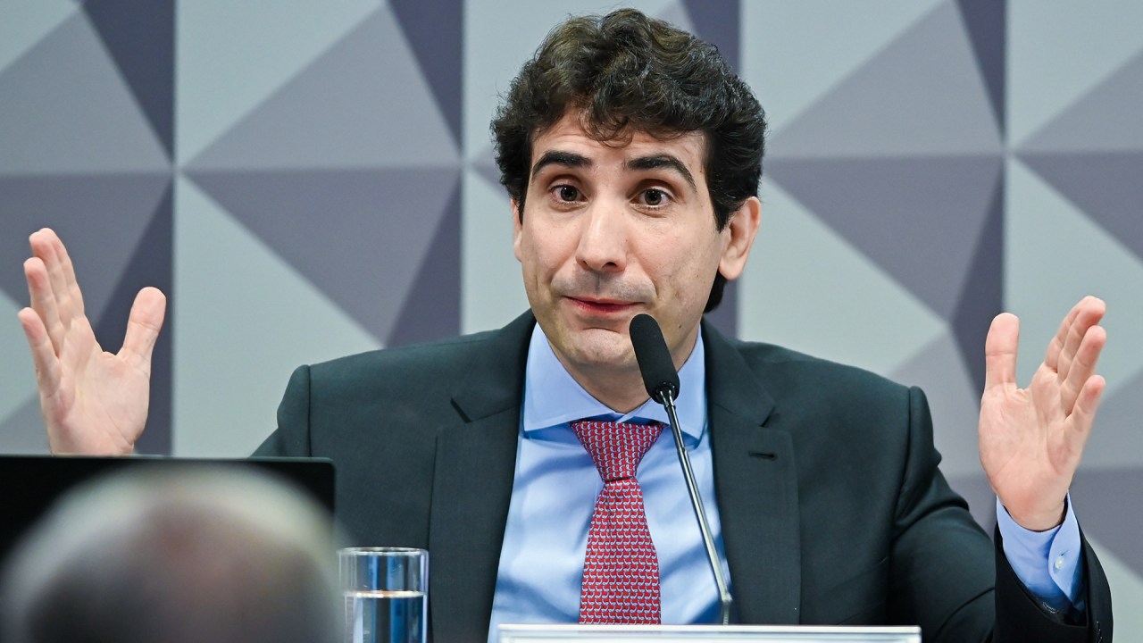 Banco Central encerra alta de juros, mas desafios econômicos permanecem LONGA ESPERA - Galípolo: Selic começa a cair só no ano que vem (Foto: Ton Molina/Bloomberg/Getty Images)