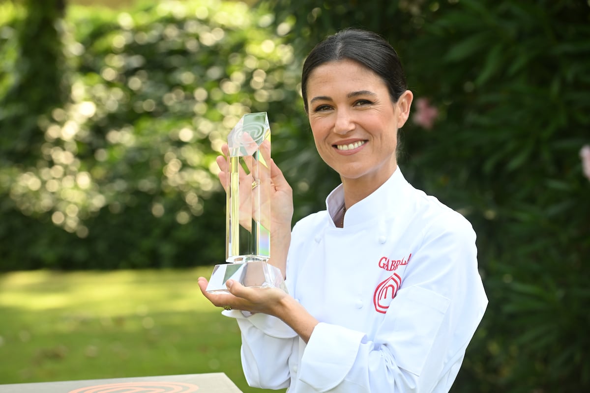 Gabriela inspira ao vencer ‘MasterChef 13’ e mostra que sonhos podem se realizar Gabriela Hinojosa posa com o troféu de ganhadora de 'MasterChef 13', este terça-feira em Madrid. (Foto: José Oliva/Europa Press)