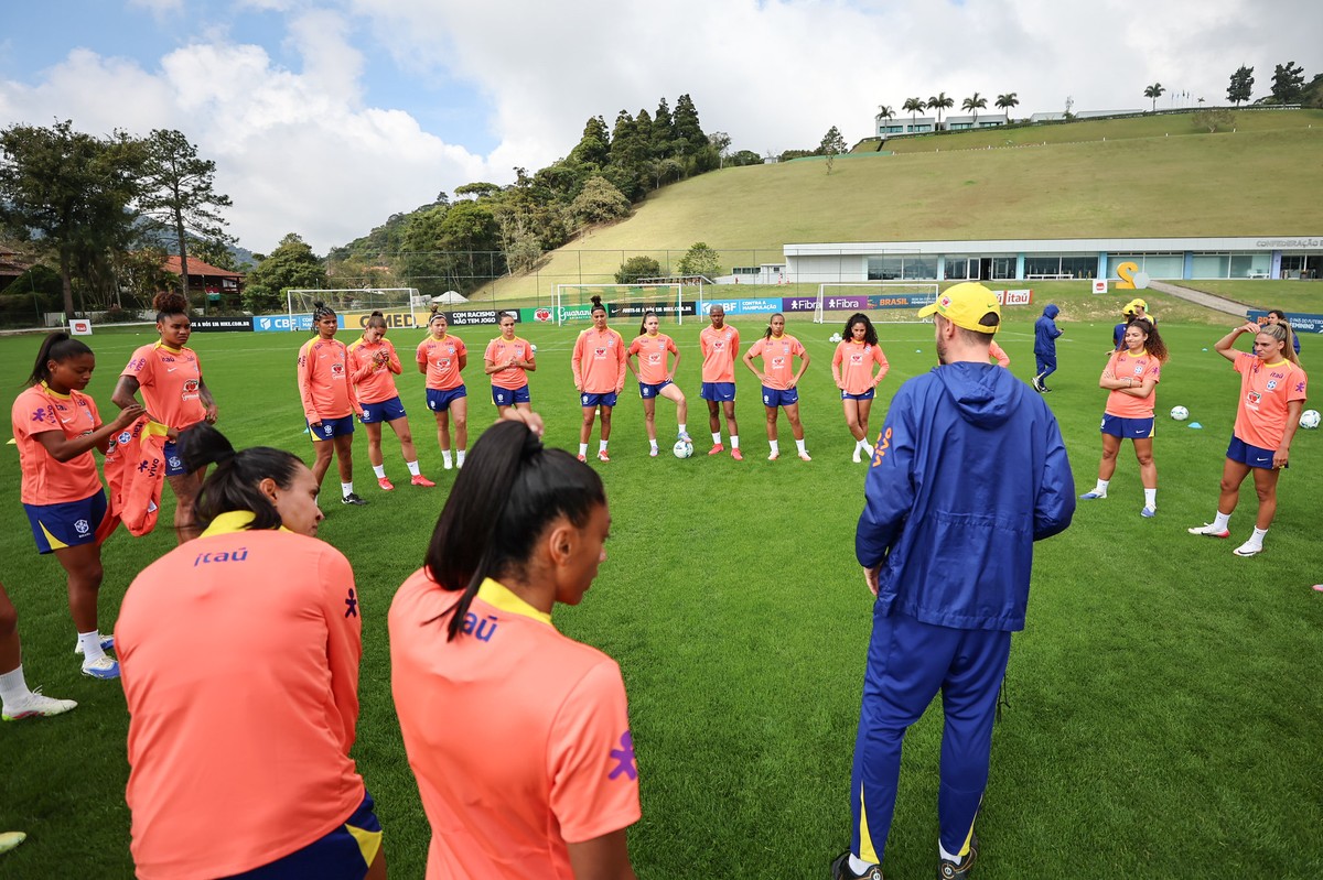 Preparadas. Atletas da seleção brasileira com técnico Arthur Elias em último treino na Granja Comary, em Teresópolis (Foto: Lívia Villas Boas/CBF)
