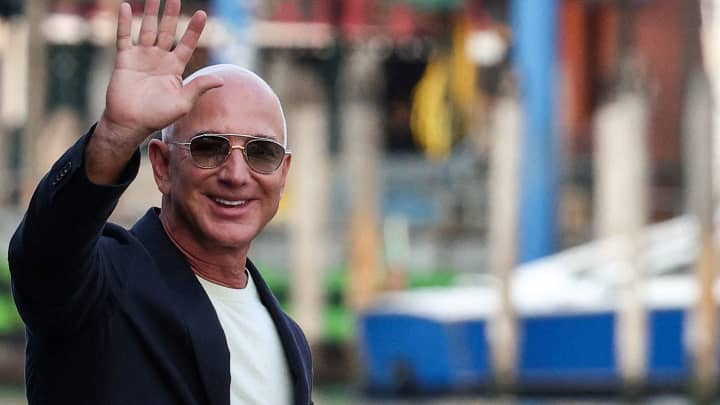 Jeff Bezos nomeia ex-chefe da Alexa para liderar fundo de US$ 10 bilhões para a Terra Jeff Bezos gesticula ao deixar o hotel Aman Venice, antes de seu esperado casamento, em Veneza, Itália, em 25 de junho de 2025. (Foto: Guglielmo Mangiapane | Reuters)