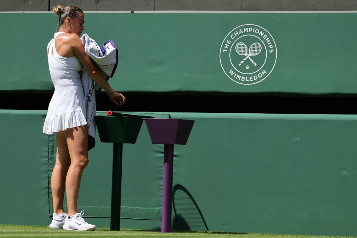 Público e atletas enfrentam forte calor em Wimbledon; Aryna Sabalenka se refresca durante partida (Foto: Adrian Dennis/AFP)