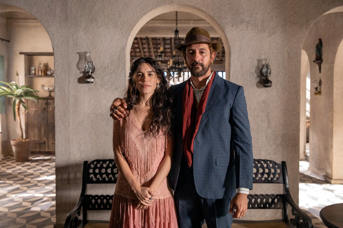 Soraia (Carla Salle) e Arduíno (Irandhir Santos) — Foto: Manoella Mello/Globo