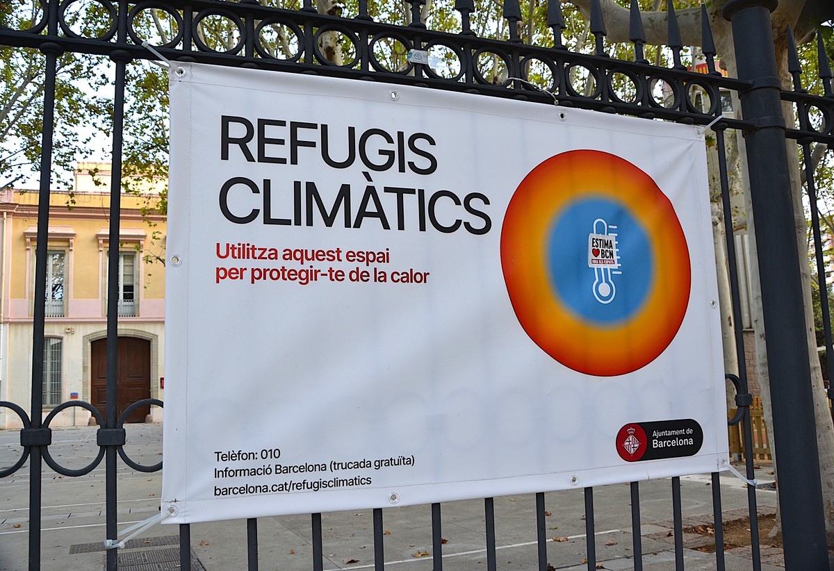 Gigantes do petróleo invocam 'liberdade de expressão' em processos climáticos Sinalização de um refúgio climático em Barcelona (Foto: Divulgação/Maldito Clima)