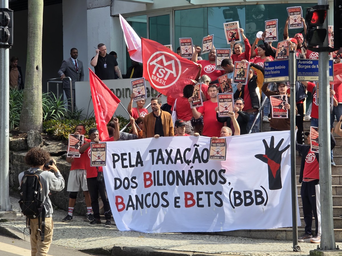 Protesto a favor das taxações para bilionários, bancos e bets em frente ao Shopping Leblon (Foto: Dan Delmiro)
