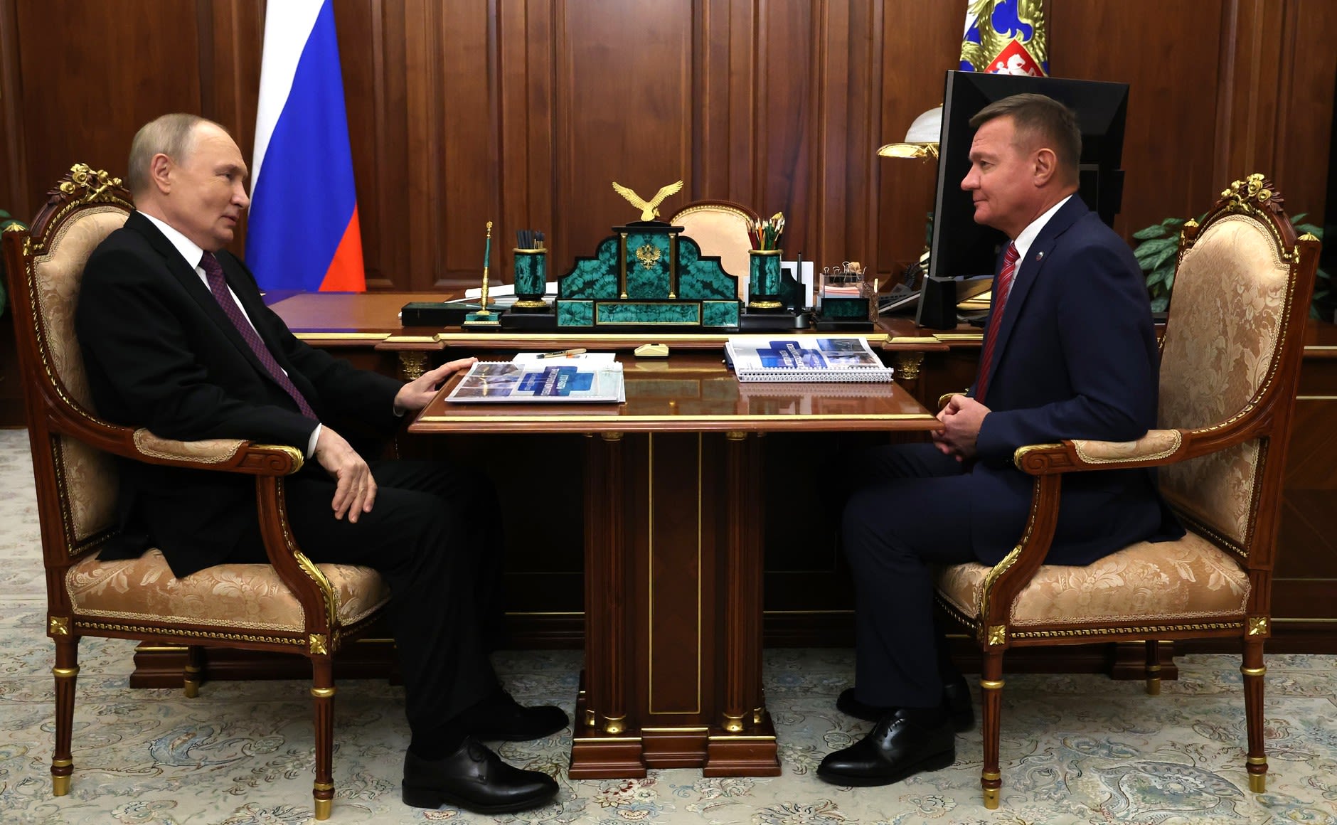 Ministro russo comete suicídio horas após demissão por ordem de Putin Kremlin (Foto: Reprodução)