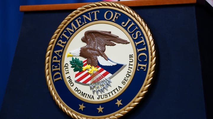 DoJ e SEC processam homens por esquema Ponzi de R$ 1 bilhão em máquinas de água