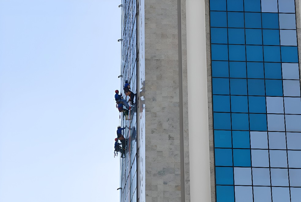 Escalador fatura R$ 2,5 milhões por ano realizando limpeza de prédios Escalador fatura R$ 2,5 milhões por ano realizando limpeza de prédios