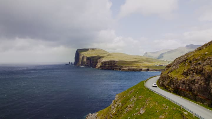 Ilhas europeias oferecem 30 viagens de carro com destinos secretos Visit Faroe Islands revelou apenas alguns marcos em suas novas viagens guiadas, um dos quais é o Lago Funningsvatn, que fica abaixo dos picos mais altos do arquipélago. (Foto: Kotenko_A | Istock | Getty Images)