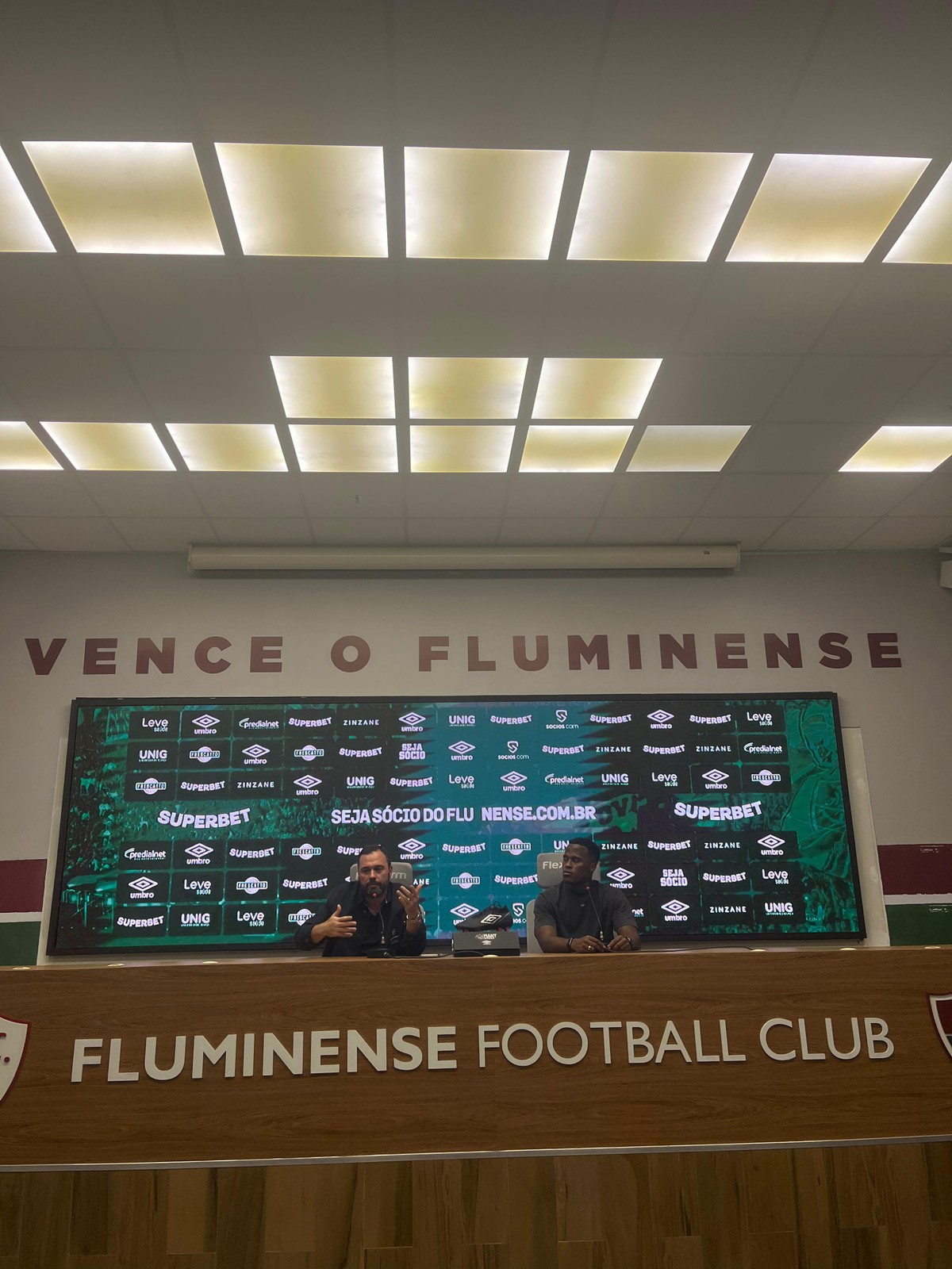 Arias se despede do Fluminense e promete retorno após transferência ao Wolverhampton Ao lado do presidente Mário Bittencourt, Arias se despede em coletiva do Fluminense — Foto: Lucas Ribeiro/O Globo