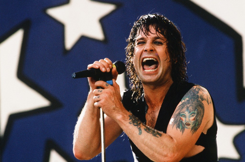 Ozzy Osbourne conquista sua primeira entrada na Billboard Hot 100 com clássico A música "Crazy Train" de Ozzy Osbourne chega pela primeira vez à Billboard Hot 100, mais de 40 anos após seu lançamento. (Foto: Reprodução)