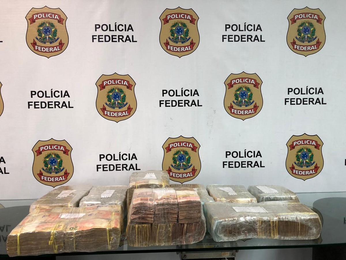 Homem é detido no Galeão ao tentar despachar mala com R$ 800 mil em dinheiro Dinheiro encontrado em mala de homem que viajava para Salvador (Foto: Reprodução)