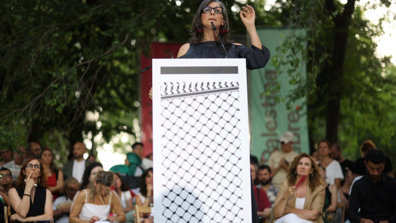 ONU pede que países rompam relações com Israel por genocídio em Gaza A relatora especial da ONU para Territórios Palestinos Ocupados, Francesca Albanese, discursando durante um comício para denunciar a situação em Gaza, em Madri. 23/06/2025 (Foto: Thomas Coex/AFP)