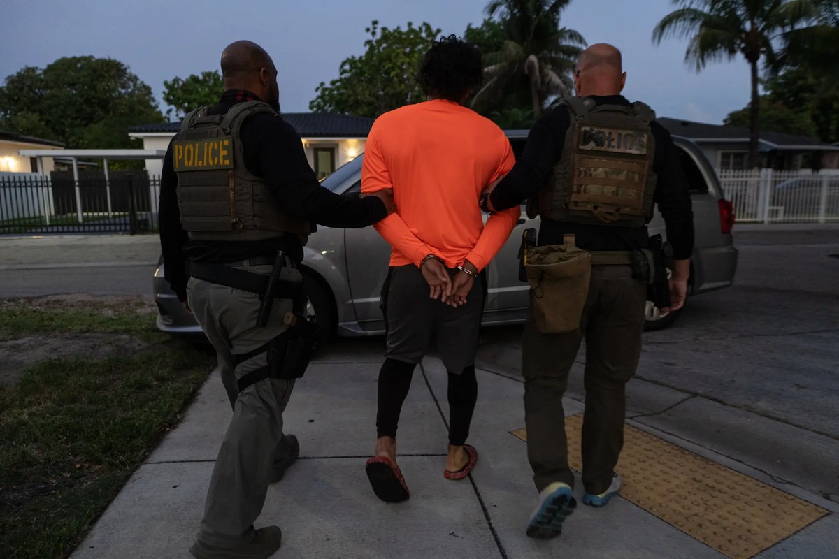 Polícia americana detém imigrante nos EUA (Foto: Todd Heisler/New York Times)