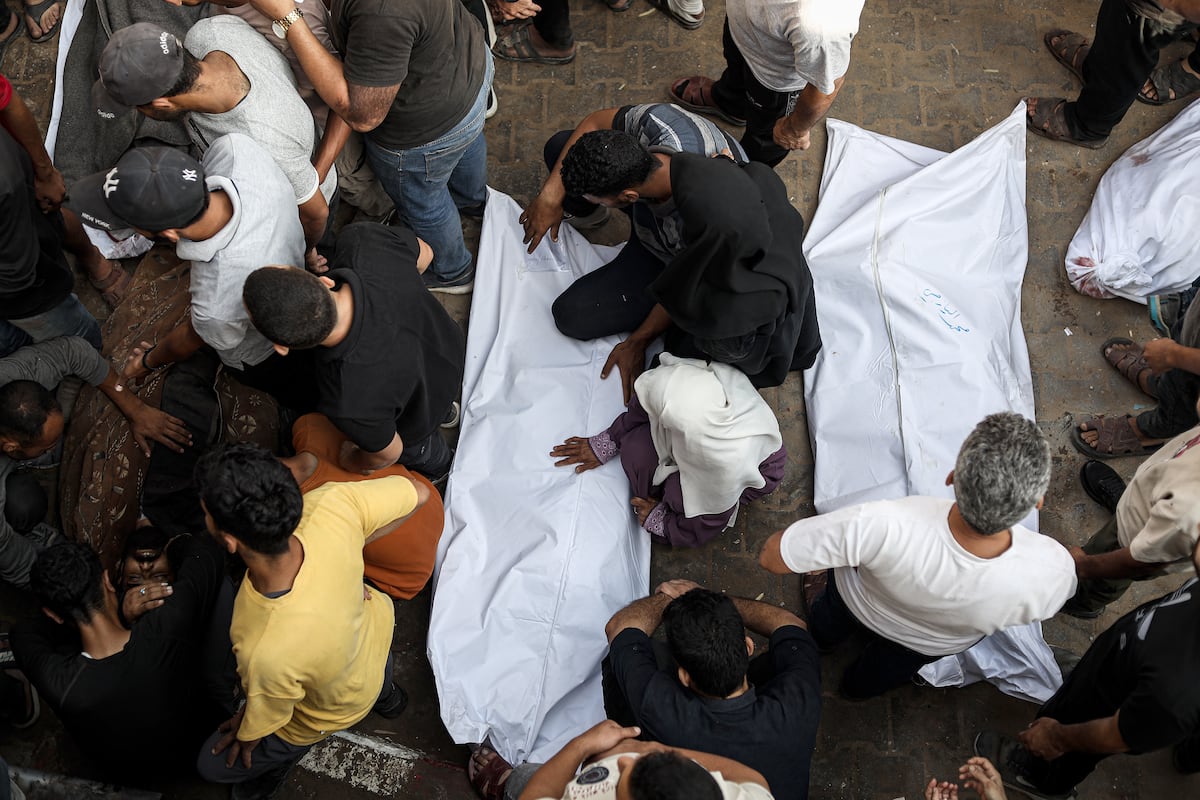 Mais de 80 pessoas morrem em Gaza devido a intensos ataques israelenses Familiares das vítimas de um ataque israelense velam seus cadáveres, nesta quinta-feira, na Cidade de Gaza. (Foto: Anadolu via Getty Images)