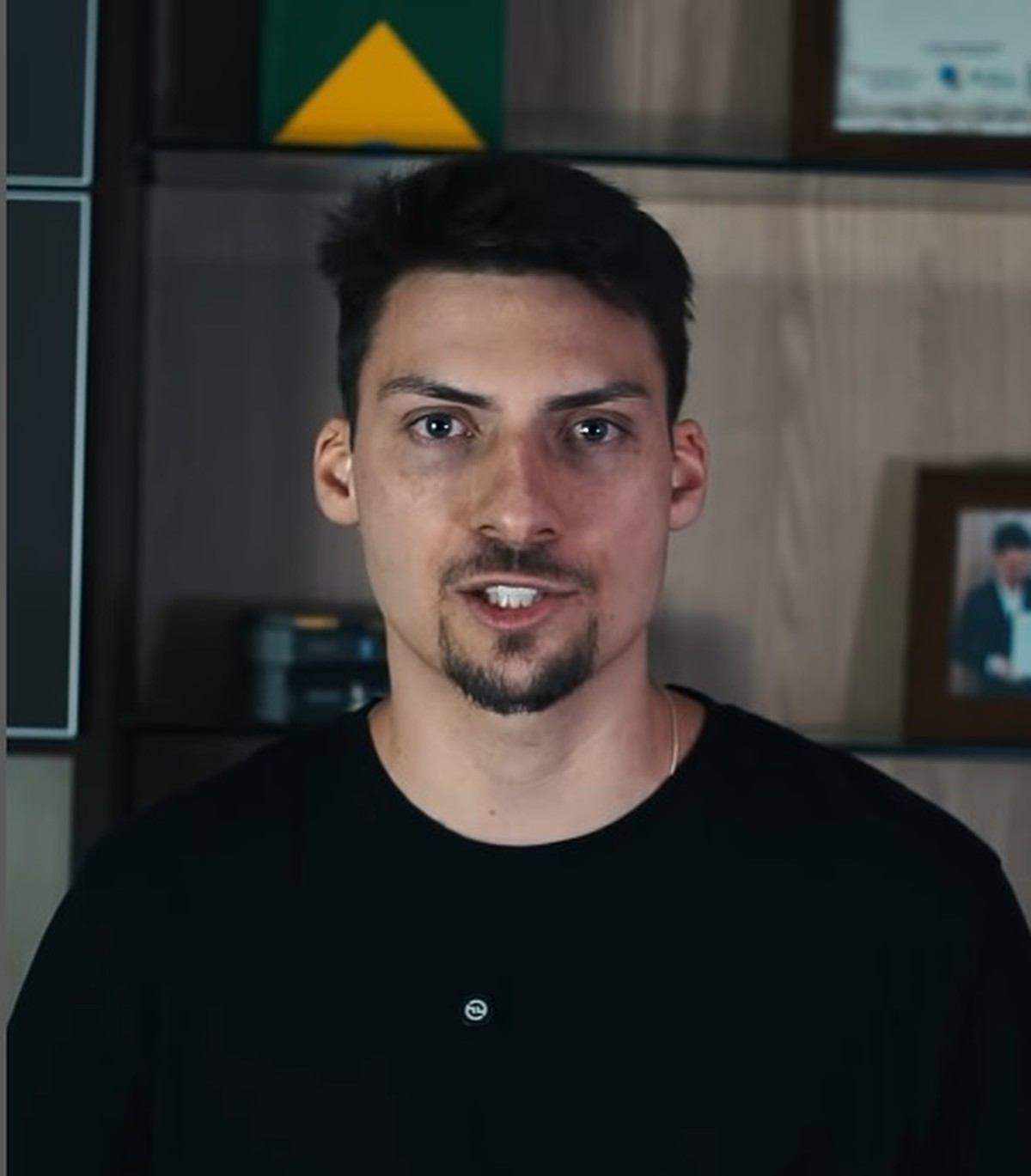 Jair Renan fala pouco na tribuna e foca atuação nas redes (Foto: Reprodução)