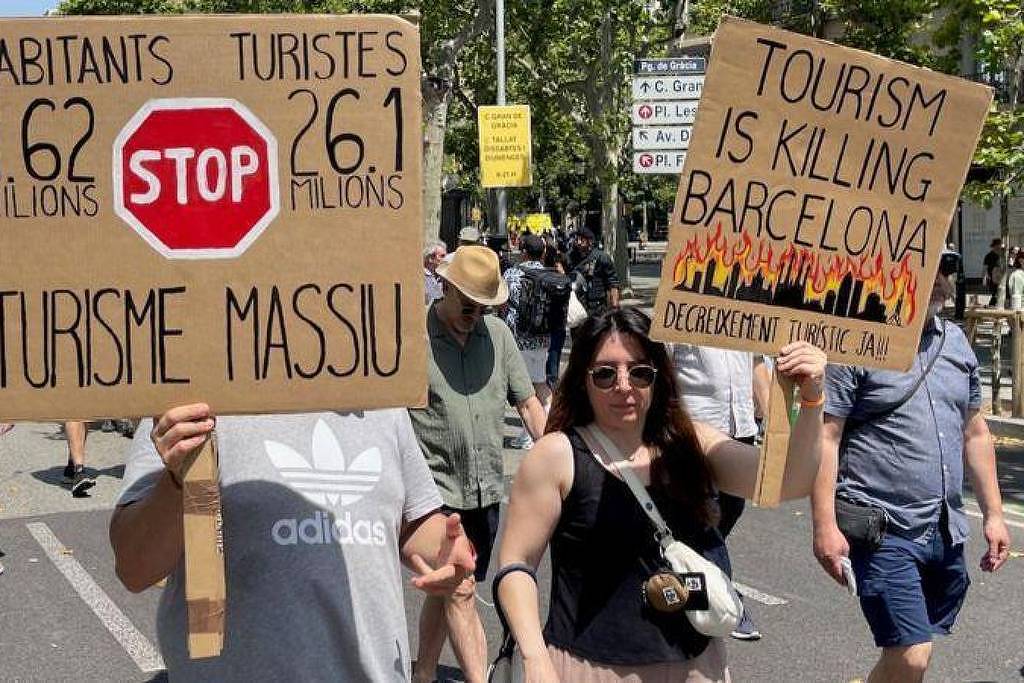 Barcelona se mobiliza contra turismo: 'Airbnb tirou minha casa' Pessoas caminham pelas ruas de Barcelona, na Espanha, portando cartazes contra o turismo em massa na cidade "O seu AirBnB era a minha casa", diz o cartaz em catalão (Foto: BBC)
