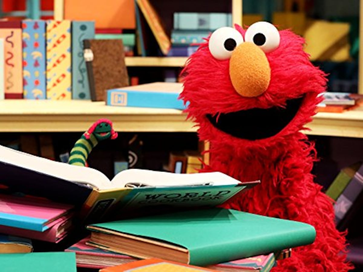 Elmo de 'Plaza Sésamo' tem conta hackeada e publica mensagens antissemitas El personaje Elmo, en un episodio de 'Barrio Sésamo' (1969) (Foto: Reprodução)