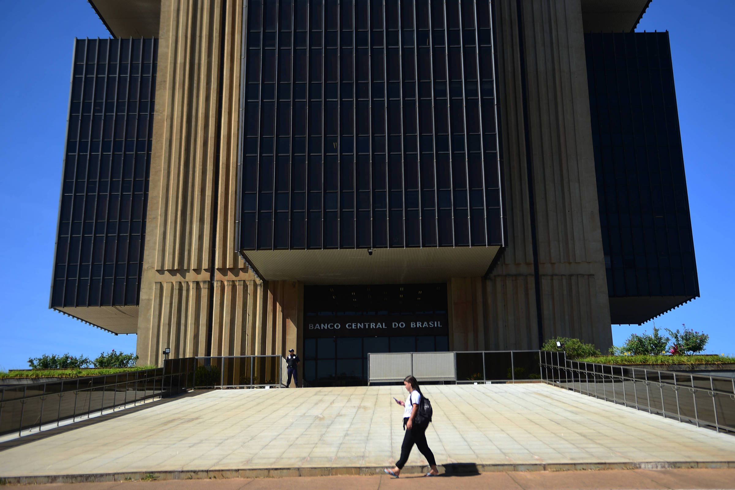 Juros do consignado privado aumentam e concessões caem em junho, aponta Banco Central Sede do Banco Central, em Brasília (Foto: Lucio Tavora - 12.jun.25/Xinhua)