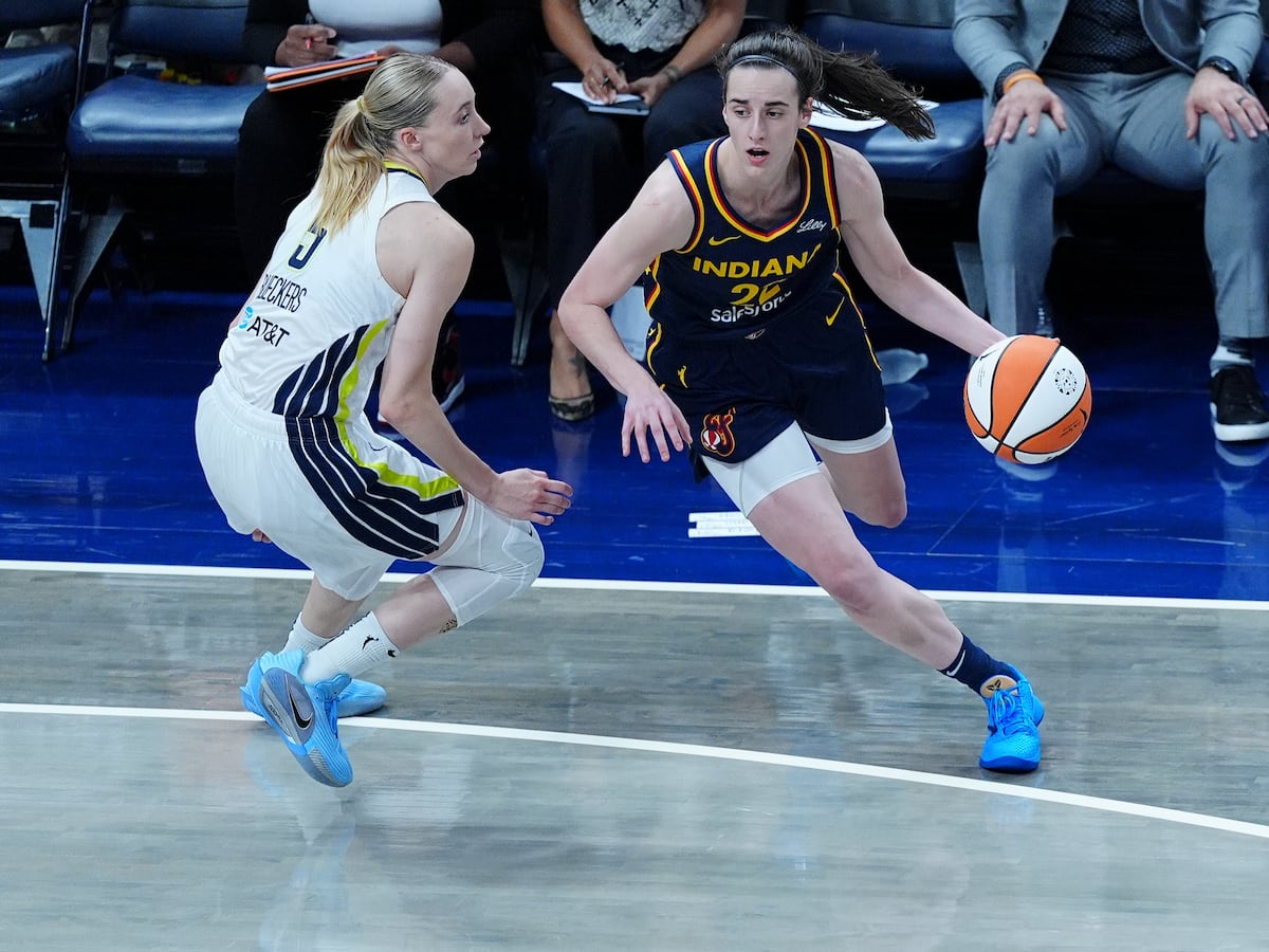 Polarização política dos EUA se reflete nas quadras de basquete Caitlin Clark (com a bola) e Paige Bueckers, em Indianápolis no dia 13 de julho deste ano. (Foto: Brian Spurlock/Getty Images)