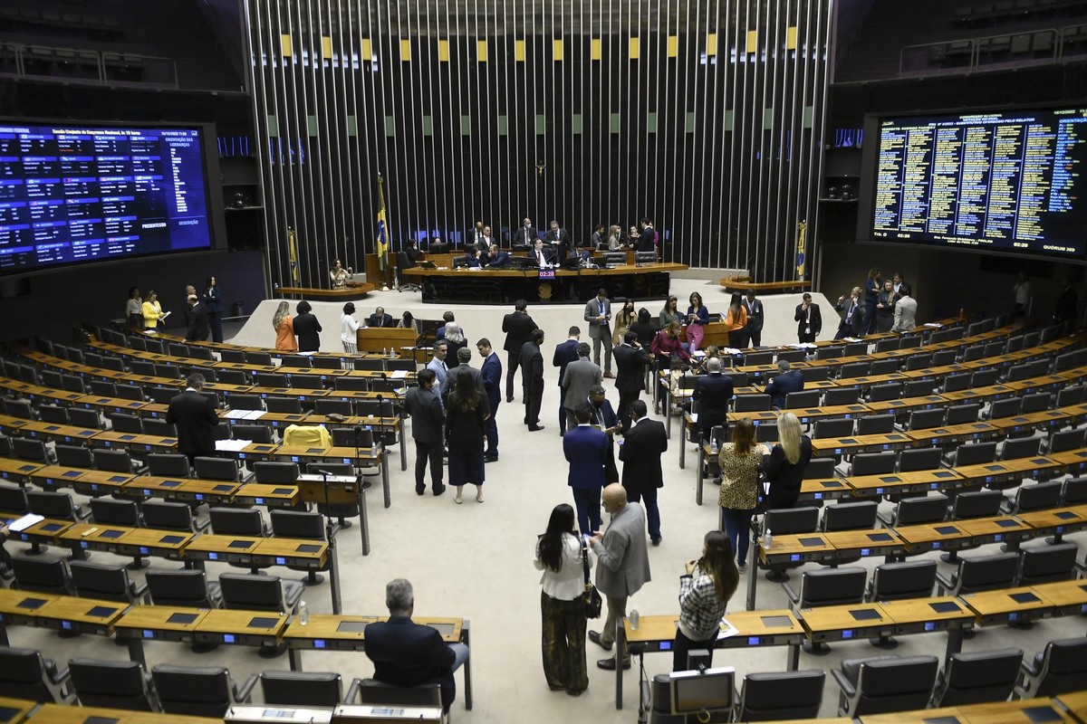 Por ampla maioria, Câmara  aprova projeto de ampliação da isenção do Imposto de Renda