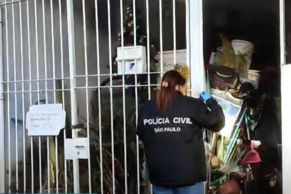 Professor polonês de 73 anos é encontrado morto com sinais de violência em São Paulo Policial civil faz a perícia do portão da casa do professor polonês Andreas Josef Malik de Abreu, 73, que foi encontrado amarrado e morto na madrugada de domingo (3) (Foto: Reprodução/TV Record)