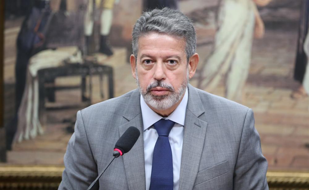 Lira mantém alíquota de 10% no imposto e divulga lista de títulos isentos Discussão e votação do parecer do relator, dep. Arthur Lira. Dep. Arthur Lira (PP - AL) (Foto: Kayo Magalhães / Câmara dos Deputados)