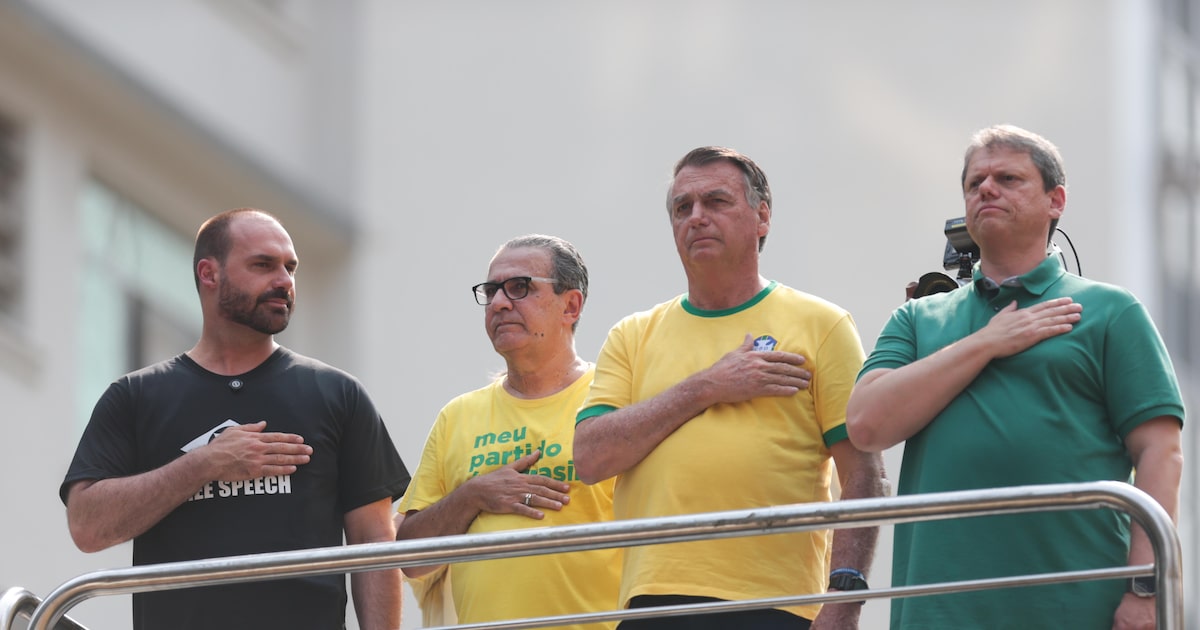Eduardo Bolsonaro, em manifestação na Avenida Paulista, olha para Tarcísio de Freitas, hoje seu desafeto (Foto: Tiago Queiroz/Estadão)