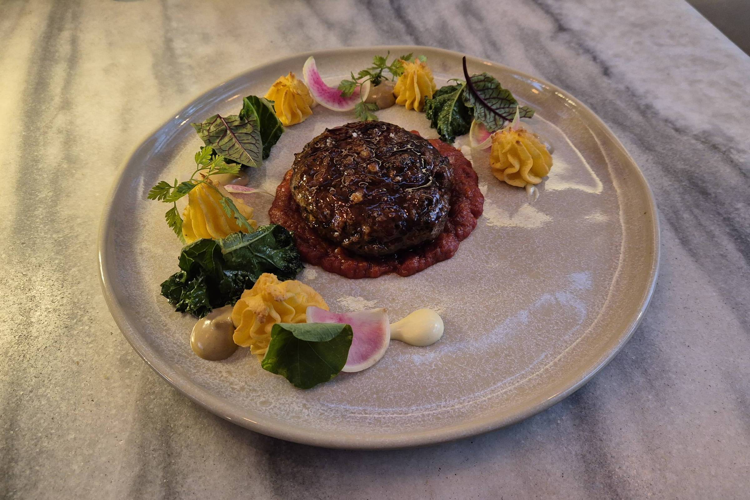 Petí Restaurante oferece alta gastronomia com preços acessíveis em São Paulo Polpetoni de cordeiro, prato do restaurante Petí, em São Paulo (Foto: Priscila Pastre/Folhapress)