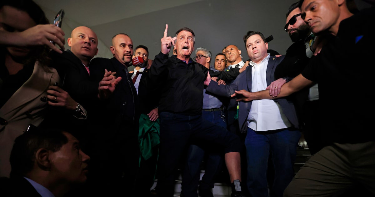 O ex-presidente Jair Messias Bolsonaro mostra a tornozeleira eletrônica após reunião com a oposição no Congresso Nacional (Foto: Wilton Junior/Estadão)