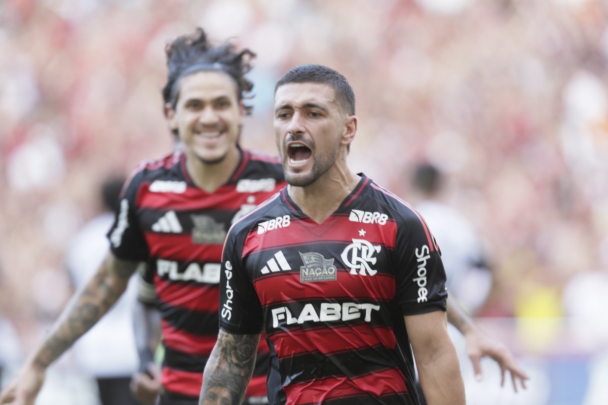 Flamengo enfrenta insatisfação de Arrascaeta e Pedro em meio a mudanças no elenco Pedro e Arrascaeta (Foto: Marcelo Theobald / Agência O Globo)