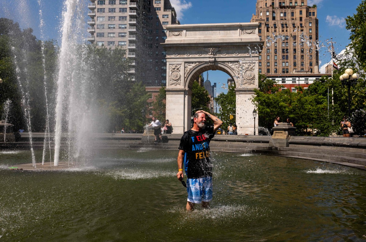 Aquecimento global provoca calor extremo e derretimento no Ártico americano Homem se refresca numa fonte num parque de Nova York para tentar aliviar o calor que superou os 35C (Foto: AFP)