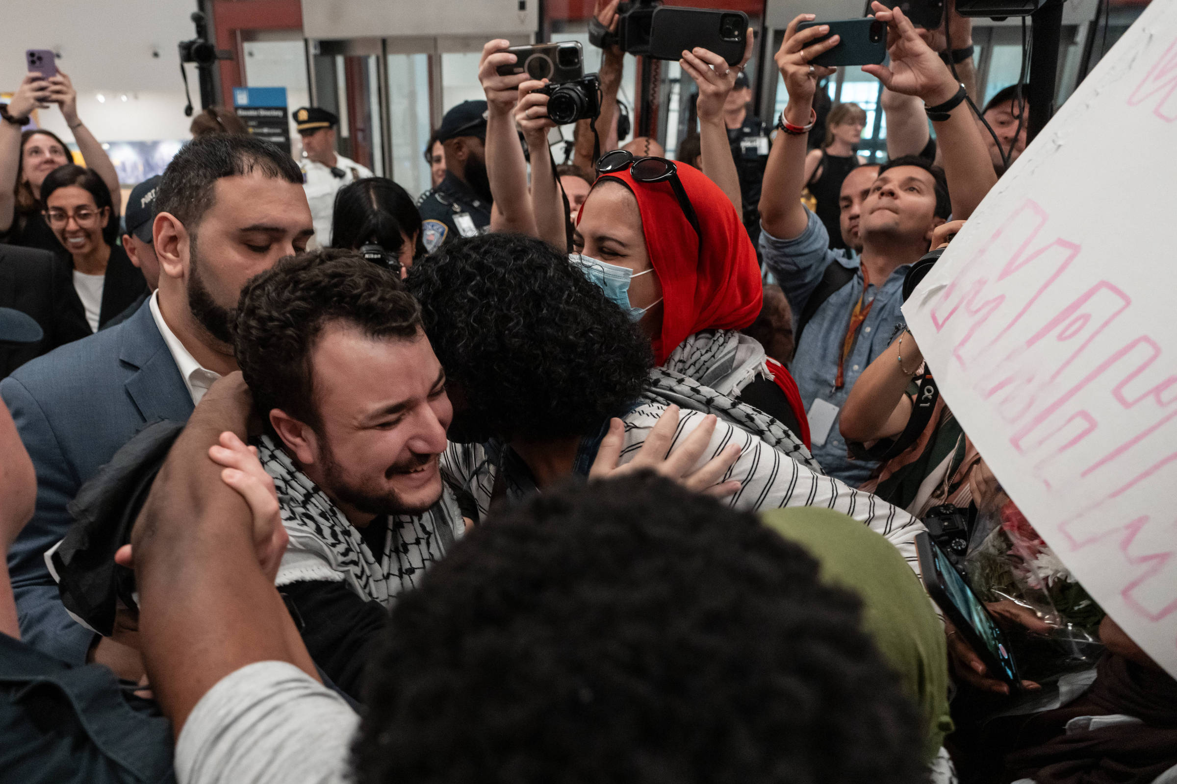 Ativista pró-Palestina relata experiência de detenção nos EUA após libertação Mahmoud Khalil desembarca no Aeroporto Internacional Liberty, em Newark, após mais de três meses detido em um centro migratório nos EUA (Foto: Todd Heisler - The New York Times)