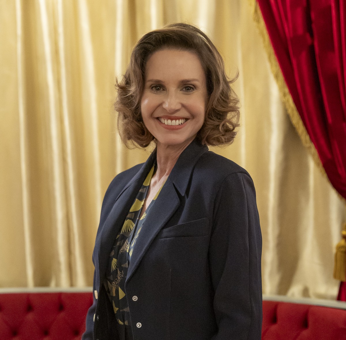 Paula Burlamaqui interpreta mulher divorciada interessada em Quincas na novela Paula Burlamaqui em 'Êta mundo melhor!' (Foto: Léo Rosário/Globo)