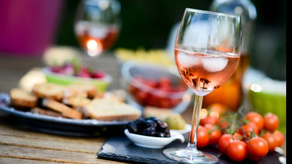 Gelo no vinho: uma tendência refrescante para os dias quentes de verão Foto: Reprodução