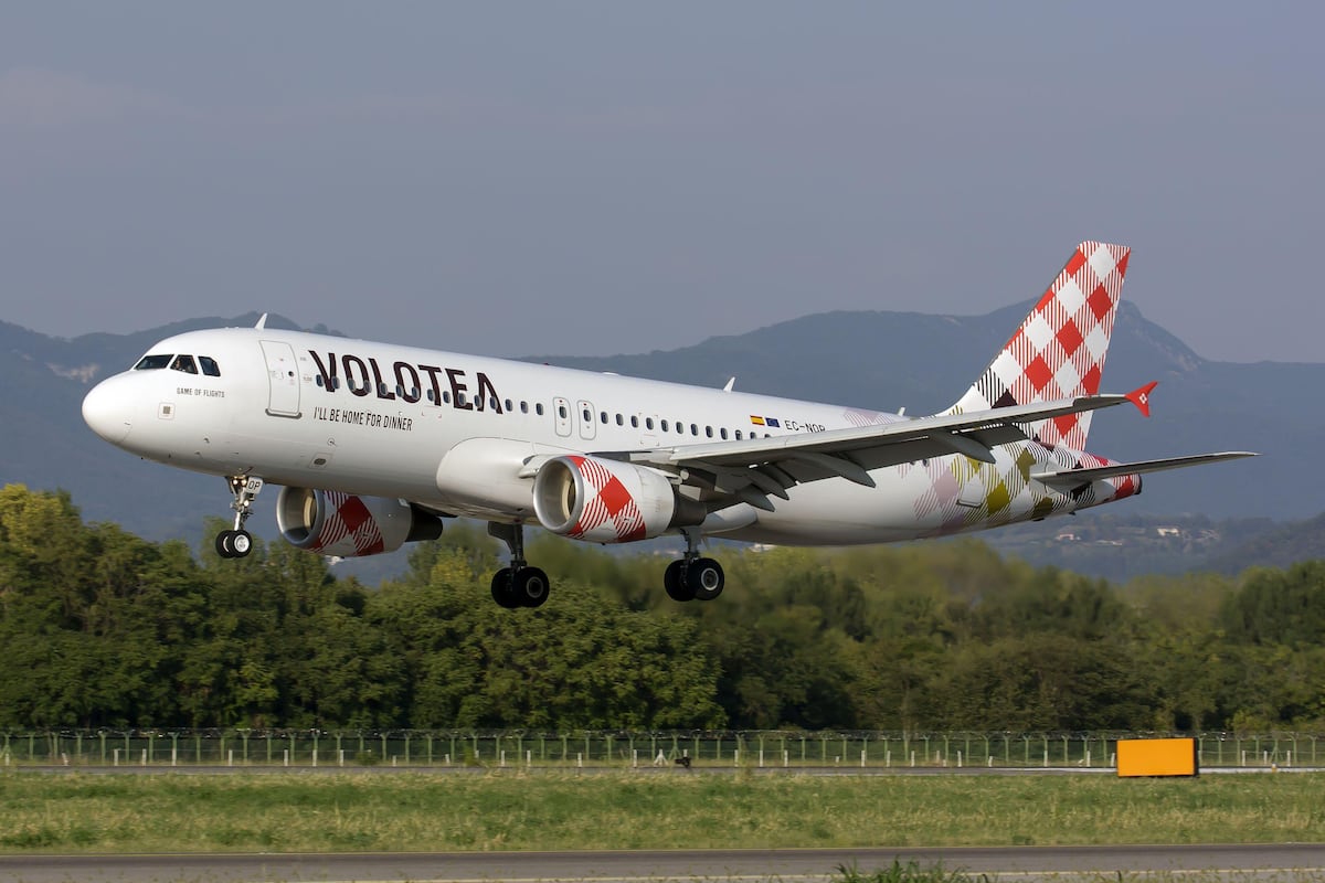Homem morre ao ser sugado por motor de avião em Bérgamo, na Itália Um Airbus 320 da Volotea aterrizava no aeroporto de Milão Bérgamo, em 2021. (Foto: Fabrizio Gandolfo/SOPA Images/ZUMA Press/Alamy)