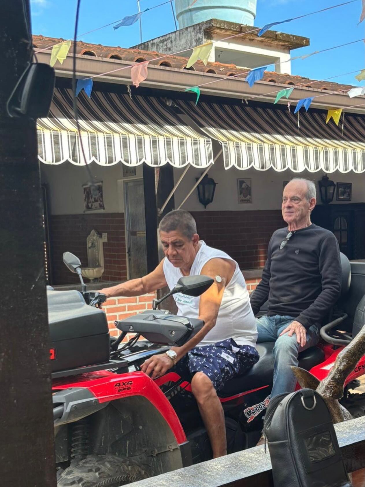 Zeca Pagodinho passeia de triciclo com Ney Matogrosso em Xerém Foto: Reprodução