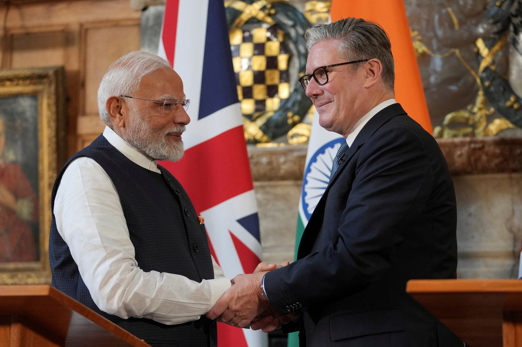 Primeiro-ministro da Índia, Narendra Modi, e primeiro-ministro do Reino Unido, Keir Starmer, durante encontro em Chequers, no Reino Unido (Foto: Kin Cheung/Pool via REUTERS)