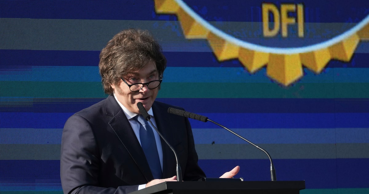 Milei apresenta resultados da motosserra e impacta cenário econômico argentino Dados positivos sustentam o discurso liberal de Milei, mas ainda existem desequilíbrios estruturais para serem resolvidos na economia argentina. (Foto: Rodrigo Abd/AP)