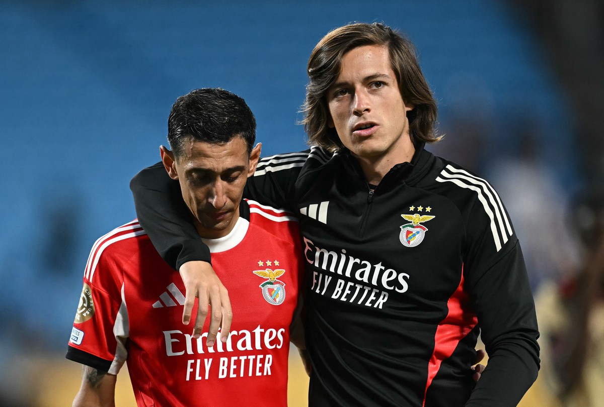 Real Madrid confirma a contratação do lateral-esquerdo Álvaro Carreras ex-Benfica Álvaro Carreras (D) ao lado de Di María (Foto: Paul ELLIS / AFP)