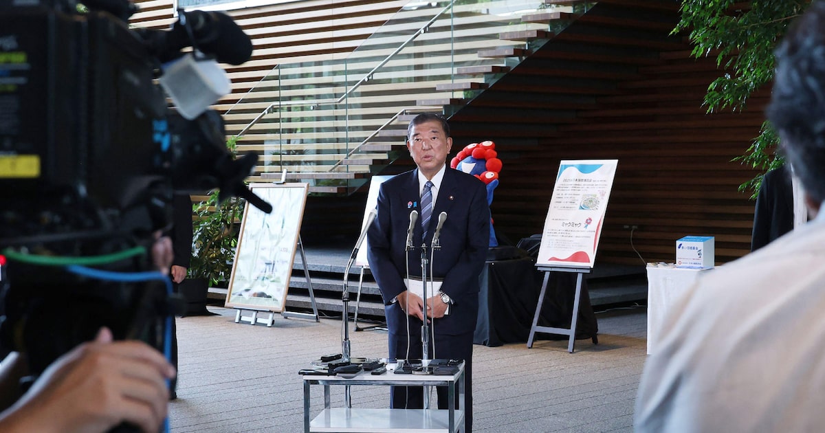 Investimentos duvidosos nos EUA ameaçam acordos comerciais de Trump Shigeru Ishiba, o primeiro-ministro japonês, em entrevista após o fechamento do acordo com os EUA (Foto: Jiji Press/AFP)