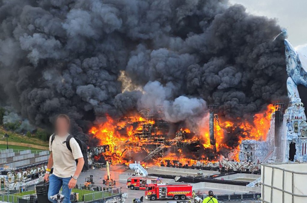 Após o incêndio no Mainstage do Tomorrowland 2025, o festival abrirá conforme programado, anunciaram os organizadores. Eles têm dois planos em andamento. (Foto: Reprodução)