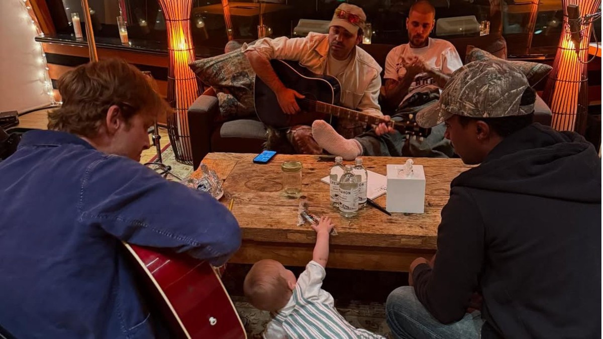 Justin Bieber publica fotos adoráveis do filho Jack e encanta internautas Desde que anunciaram a chegada do pequeno Jack, em agosto de 2024, Justin e Hailey Bieber têm adotado uma postura reservada em relação à exposição do filho (Foto: Reprodução/Redes sociais).