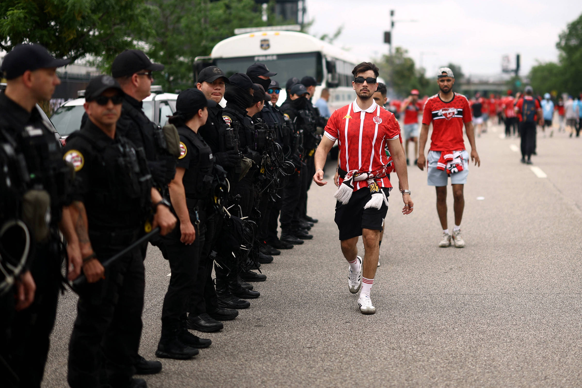 Copa do Mundo acontece em meio ao conflito de um país em guerra Policiamento em torno do estádio Lincoln Financial Field, na Filadélfia, antes de partida entre o Manchester City e o Wydad Casablanca (Foto: Lee Smith - 18.jun.25/Reuters)