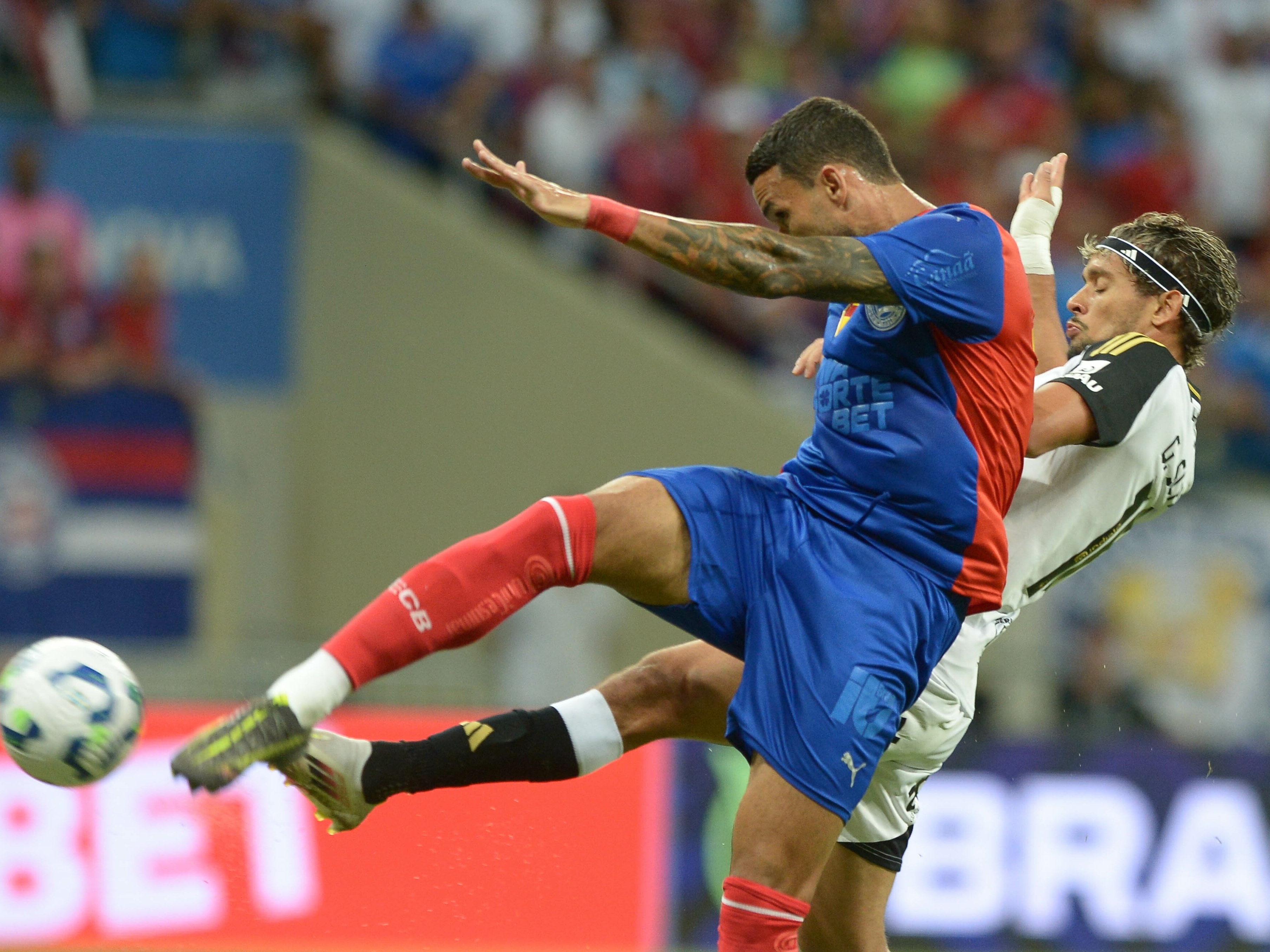 Bahia supera adversário e marca até gol olímpico de Hulk na partida Bahia supera adversário e marca até gol olímpico de Hulk na partida