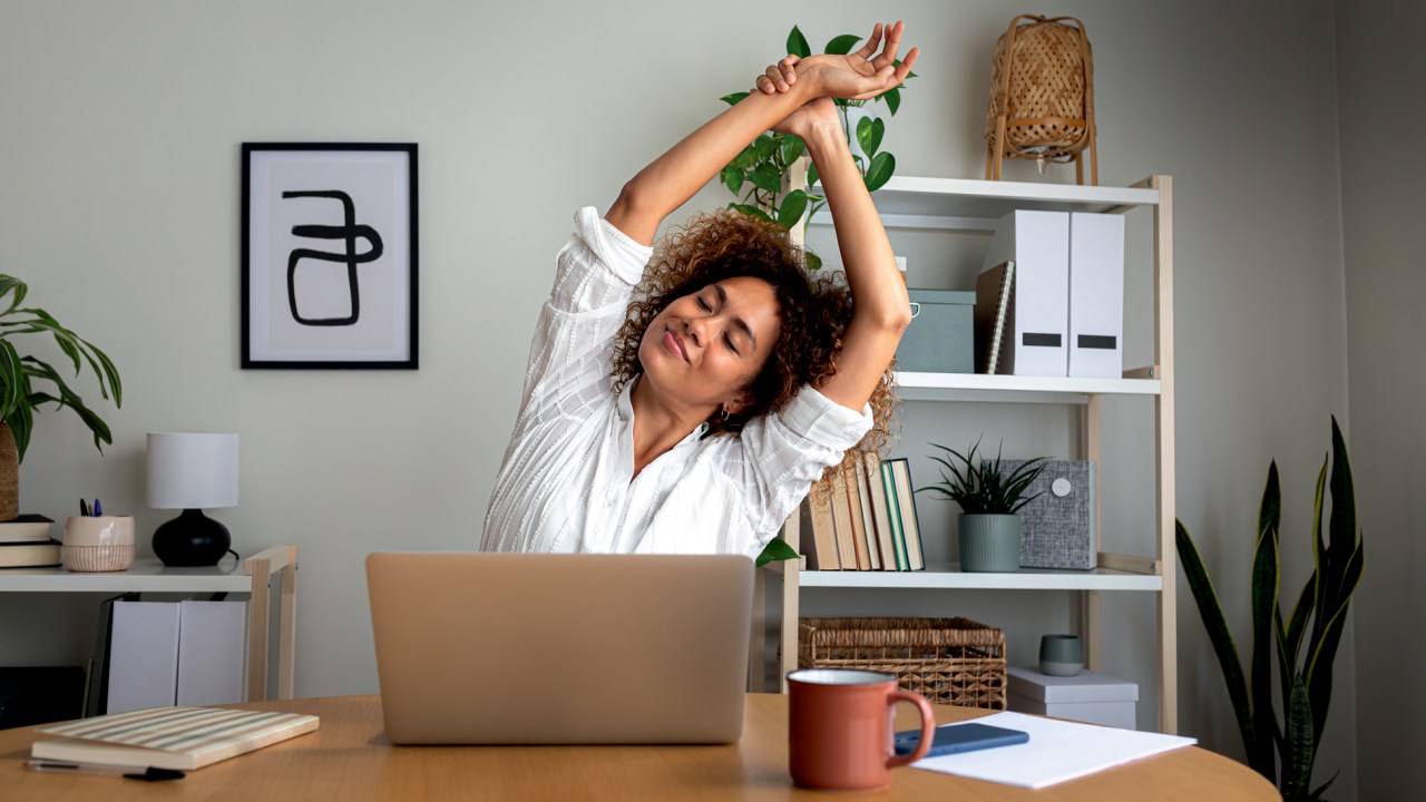 PUXA E ESTICA - Indicação: intervalos para esticar o corpo reduzem dores e facilitam movimentos rotineiros (Foto: Daniel de la Hoz/Getty Images)