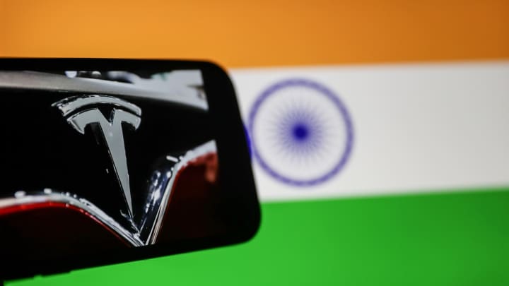 Tesla lança Model Y na Índia com preço de US$ 70 mil em teste de mercado O logotipo da Tesla é exibido na tela de um celular em frente à bandeira indiana em Ancara, Turquia, em 28 de novembro de 2023. (Foto: Cem Genco | Anadolu | Getty Images)