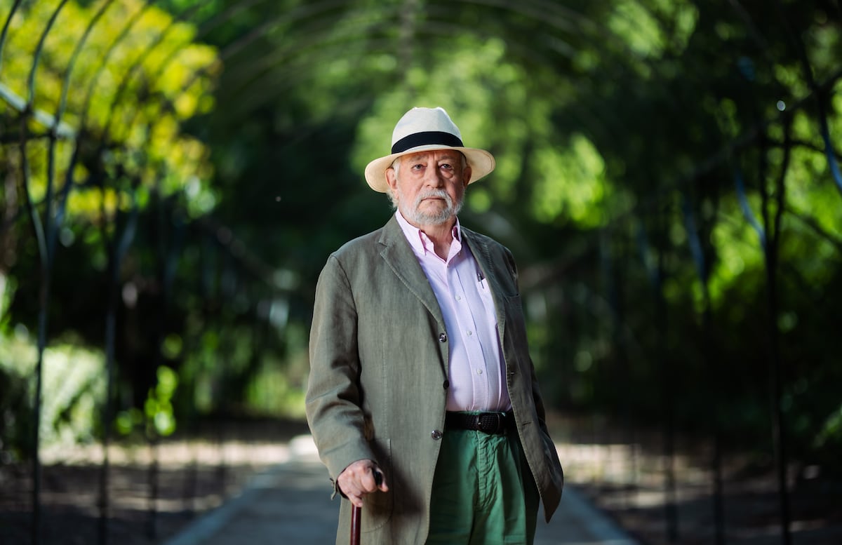 O escritor José María Guelbenzu, no Jardim Botânico de Madrid, em 2022. (Foto: Inma Flores)
